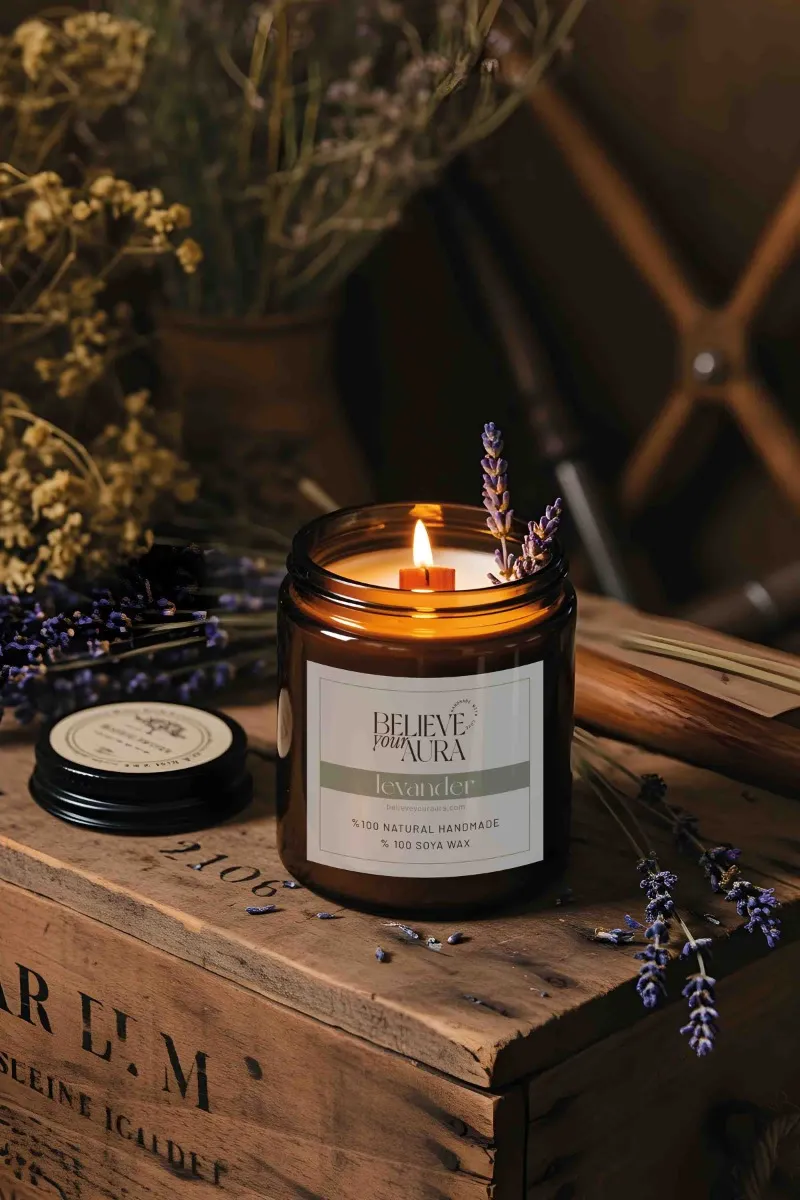 Believe Your Aura Lavanta Dekorlu Lavanta kokulu Ahşap Fitilli Aromaterapi Mum MTNKAV07910-LVN