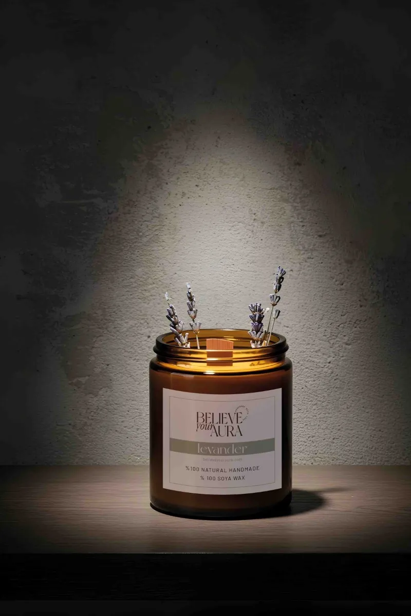 Believe Your Aura Lavanta Dekorlu Lavanta kokulu Ahşap Fitilli Aromaterapi Mum MTNKAV07910-LVN