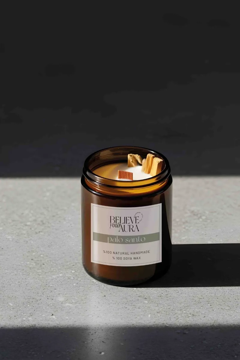 Believe Your Aura Palo Santo Tütsü Dekorlu Sandal Ağacı Kokulu Ahşap Fitilli Kavanoz Mum MTNKAV08410-PLS
